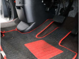 運転席フロア。体格を問わず心地よいドライビングポジションがとれるよう各ペダルが配置されています!