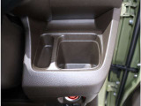 運転手から手に届きやすいところにあるドリンクホルダー。手元近くですので便利です。