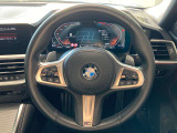 操作性に優れたステアリングは、BMWの走りを支える大事な部品です。オーディオやハンズフリー通話、クルーズコントロール関連の操作もこちらに集約されています。