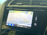 【バックカメラ】駐車時に後方がリアルタイム映像で確認できます。大型商業施設や立体駐車場での駐車時や、夜間のバック時に大活躍!運転スキルに関わらず、今や必須となった装備のひとつです!