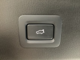 パワーリフトゲートは運転席とリフトゲート側、さらにアドバンストキーでも開閉が可能!開度は無段階にメモリー設定もできます。ゲート内側にタッチセンサーを配置し、手などを挟み込む危険を低減します。