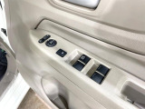 【電動格納ミラー】サイドミラーは電動格納式となっており、狭い駐車場でもキズがつくリスクを抑えられます。