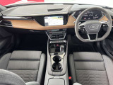 Audiのインテリアはエクステリア同様、優れたデザイン性とクオリティ、そして機能性を兼ね備えております。