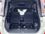 3列目シートは跳ね上げ式で折りたたみ可能です。キャンプ用品など大きな荷物もばっちり収納可能です!