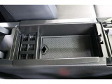 コインケースや段違いトレイを備えた縦開きのセンターコンソールボックスを装備。ボックス内にも給電用のUSB端子(Type-C)を装備しています。
