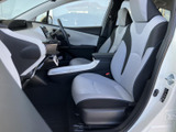 シートは明るい色と黒の組み合わせで、座面と背もたれに立体感があります。運転席側まで見渡しやすい室内で、乗り込んだ際にも前方や周囲を確認しやすい配置です。