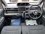 [室内]黒を基調としたシックな室内です☆落ち着いて運転して頂けます♪