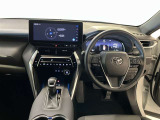 運転席周りのレイアウトをご覧ください。ナビゲーションが綺麗に装着されすっきり収まってますね!