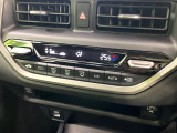 【オートエアコン】一度お好みの温度に設定すれば、車内の温度を検知し風量や温度を自動で調整。暑い&hellip;寒い&hellip;と何度もスイッチ操作をする必要はありません。快適な車内空間には必須の機能ですね♪