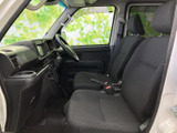 前席はゆったりとした座面で、運転席側まで見通しやすい室内です。窓から光が入り、落ち着いた色合いのシートとすっきりした足元が、毎日の乗り降りを快適に支えます。