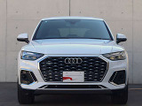 ●一目でAudiとわかる特徴的なシングルフレームグリル・LEDランプ。精悍なフロントマスクからAudiのスマートで上品なブランドを連想させてくれます。女性にも大変ご好評頂いております。