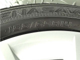 純正のホイールキャップ装着!アルミホイールとは異なり、キズが付いた時は交換で済みますので経済的ですね。