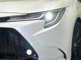 【LEDヘッドライト】悪天候や夜間走行時も良好な視界を確保し安心して運転できる高輝度LEDヘッドライトを装備!点灯速度が早く、消費電力も抑えられています。