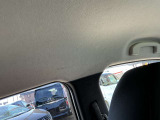 車内天井にシミがございます。