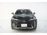 エクステリアは、一目でLEXUSとわかるスピンドルグリルを起点に、人が乗るキャビンの前後を大胆に絞り込んだ菱形のボディと力強く張り出したホイールフレアを融合させ、タイヤの存在を強調しています。