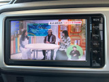停車中にテレビ番組を視聴できるモニターを装備。休憩時間に映像を楽しみたいときにも便利で、画面表示や操作ボタンがまとまっており、扱いやすさも魅力です。