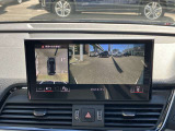 サラウンドビューカメラ装備 車両の4つのカメラから得た映像を合成し、上空から眺めているような映像をモニターに映し出します。車両周辺の歩行者や障害物などの発見に役立ちます。