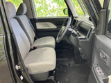 明るい色合いのシートと見通しのよい前方視界で、運転席まわりに開放感があります。座面や足元にもゆとりがあり、乗り降りしやすい室内空間をお確かめいただけます。