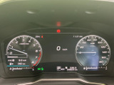 速度やエンジン回転数などの情報がまとまって表示され、運転中も必要な内容を確認しやすい配置です。燃料やシフト位置も把握しやすく、日々の運転を支えます。