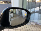 ◆後側方車両検知警報◆車両後部の左右に設置したレーダーにより死角になりやすい後側方の車両を検知!ディスプレイ表示と、ドアミラー鏡面をのインジケーターと音によりドライバーへ注意を喚起します!