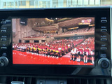 テレビ映像を画面で楽しめる装備を備えています。停車中の休憩時間などに番組を視聴でき、待ち時間を過ごす際にも便利です。映像視聴は停車時にお楽しみください。