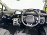 運転席まわりです。 各操作スイッチは使いやすい位置に配置されてます。
