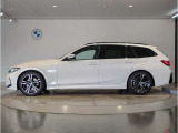 【拘りのFR】BMWが多く採用するFR車。ダイレクトでスポーティな加速感・シャープなハンドリングを実現。縦置きエンジンレイアウトにより、フラットで上質な乗り味です。