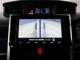パノラミックビューモニター付きです。車両を上から見たような映像をディスプレイオーディオ画面に表示。運転席からの目視だけでは見にくい、車両周辺の状況をリアルタイムでしっかり確認できます。