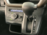 中古車選びで意外と見落としがちなポイントが、シフトレバー周辺の状態です。今回掲載している画像では、操作部分の使用感をはじめ、パネルの傷や擦れ、ボタン類の動作跡など、確認していただけます。