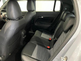 【リアシート】屋根までの高さがある車のため、大人の方でも圧迫感が少なく乗車出来ます。足元は広く取られているため、ゆったりとお乗り頂けます。