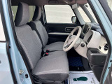 [フロントシート]インパネにシフトが付いているので足元広々!運転席から助手席の移動も楽々♪どちらからでも乗り降り出来るので、狭い場所の乗り降りも楽ちんですよ♪