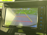 後方の映像にガイドラインが表示され、駐車時に周囲を確認する目安として活用できます。車庫入れや狭い場所での切り返しなど、日常の駐車をサポートします。