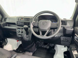 運転席まわりです。 各操作スイッチは使いやすい位置に配置されてます。