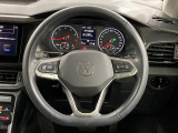 Volkswagen全車共通の上質な本革を使用した手触りのしっとりとしたステアリングです。唯一素肌が触れるハンドルは上位モデルと同じ握り心地になっております。
