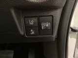 ハンドルの右側にはヘットライトリベライザーとHondaセンシング用のメインスイッチがついています。ヘッドライトリベライザーは道路状況や積荷の加重に応じてライトの高さを調節できます。
