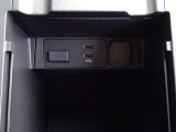 【充電用ポート】2口装備。スマートフォンなどを2台同時に充電でき、移動中のバッテリー切れ対策に便利です。家族や友人とのお出かけ、長距離ドライブで活躍します。