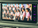 停車中にテレビ番組を視聴でき、休憩時間などの過ごし方に活用できます。画面には映像が表示され、車内で気軽に番組を楽しみたい方に便利な装備です。