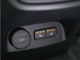 リアシートにもシートヒーターを装備。4席全てで独立した調整が可能です。