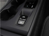 軽いタッチの電気式サイドブレーキとオートサイドブレーキが装備されます。