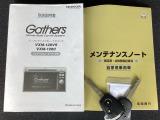 メンテナンスノート【整備記録簿】、ナビ取説も揃ってます。スマートキーはバッグなどにしまったままボタン操作でエンジンの始動・停止ができて大変便利です。