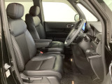 女性でも運転がしやすいように、シートの高さ調整機能(シートリフター)がついています。広い足元にゆったり座れるシートには肘掛も装備しており長距離の運転でも疲れにくいシートです。