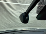 別途SDカードの購入が必要です。運転中の映像・音声などを記録して、交通事故やトラブルが起きた時の正確な状況把握に役立つドライブレコーダーが装着されています。