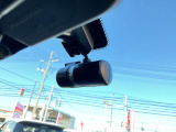 もしもの時に自分の身を守るためにも、あると嬉しいドライブレコーダーです。走行中の前方と後方の映像を映し出しますので、事故の映像等を記録することが可能です。