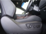 パワーシート搭載。微妙な調整が手軽に出来、最適なポジションで運転することが可能です。