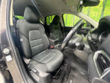 運転席まわりには十分なスペースがあり、大柄な方でもゆったり運転していただける環境です。