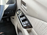 運転席側のドア部。こちらのスイッチでドアミラーの角度調整やパワーウィンドーの操作が可能になります。