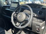運転席まわりはメーターや画面が見渡しやすく、前方を確認しながら運転に集中しやすい配置です。シートには身体を預けられ、落ち着いた色合いの室内で毎日の移動も快適に過ごせます。