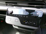 エアコンの操作パネルになります☆温度や風量、内外外気循環等、、操作しやすいですよ^^