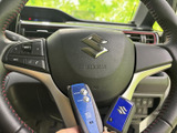 ステアリングには複数のボタンが備わり、走行中も視線を大きく動かさずに各種操作を行いやすい配置です。握ったまま手元で扱える便利さが、毎日の運転を支えます。