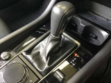 オートマのシフトレバーは操作しやすい位置にあります☆足元もスッキリしています☆
